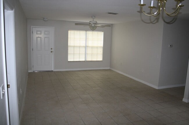 Building Photo - Very nice 4 bedroom 2 bath in beautiful se...