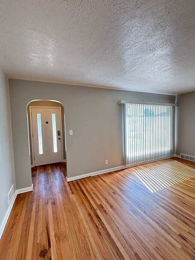 Building Photo - August Rent Free! 5 Bed 2 Bath Single Fami...
