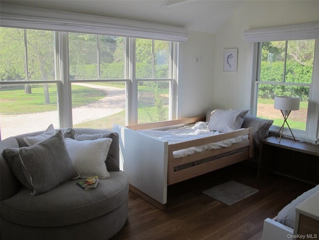 Building Photo - 40 Tuthill Point Rd