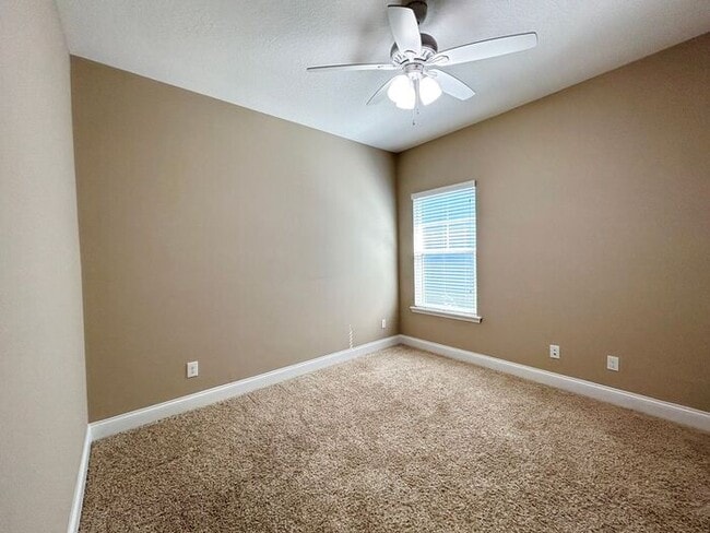 Building Photo - Stunning 3/2.5 Stylish Home with a Detache...
