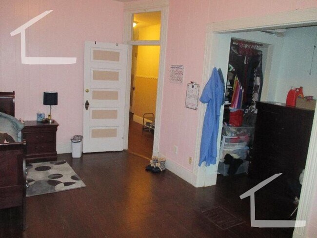 Building Photo - South Huntington 3-Bed
