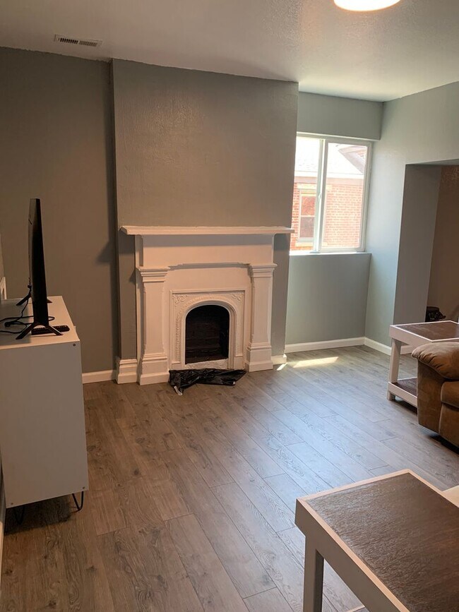 Building Photo - 903 E Cason st