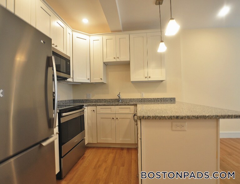 Building Photo - 877 Beacon St