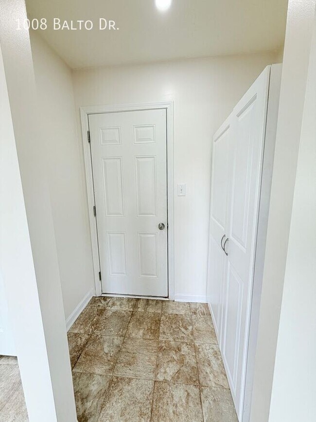 Building Photo - 1008 Balto Dr
