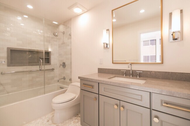 En-Suite 2nd Bath - 10430 Wilshire Blvd