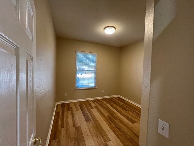 Building Photo - 4-bedroom single story located in Sylvan S...