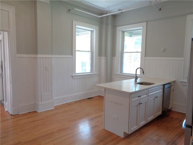 Building Photo - 22 W 3rd St