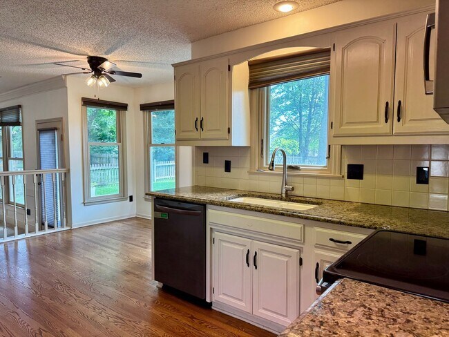 Building Photo - {12009} Available Immediately + Finished Lower Level + Olathe Schools