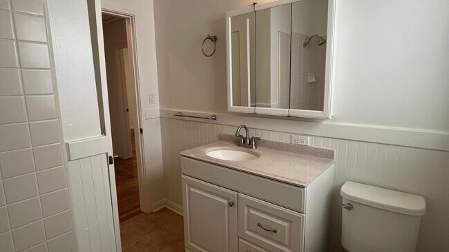 Full Bathroom 2 - 1533 N Ontario St