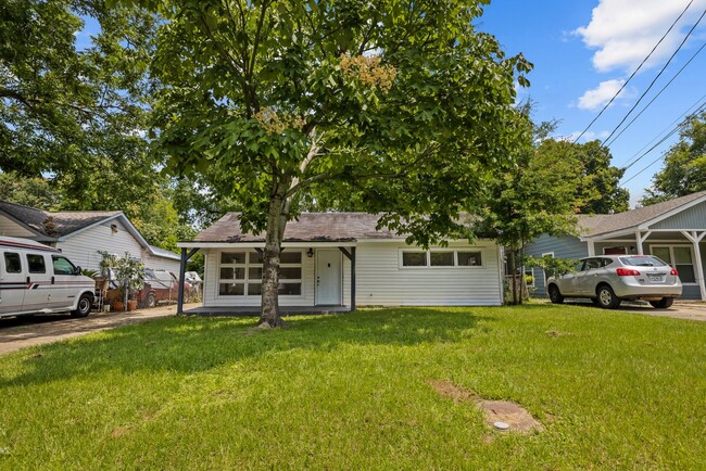 Building Photo - Charming 3 Bedroom, 2 Bathroom house