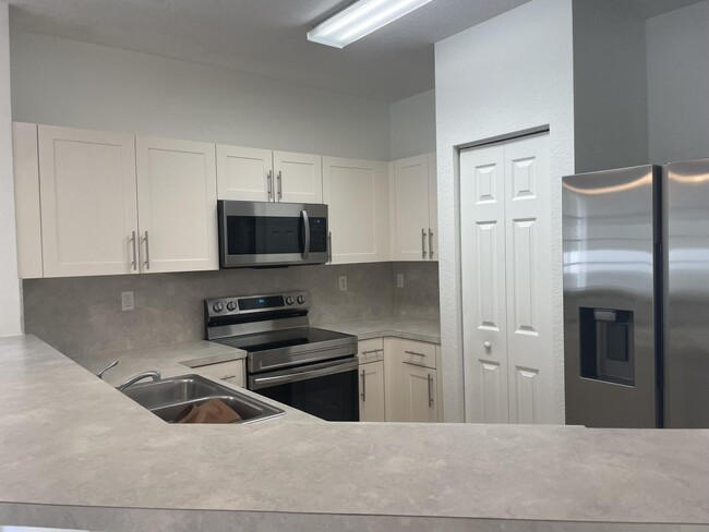 Building Photo - 5024 SE Mariner Garden Cir