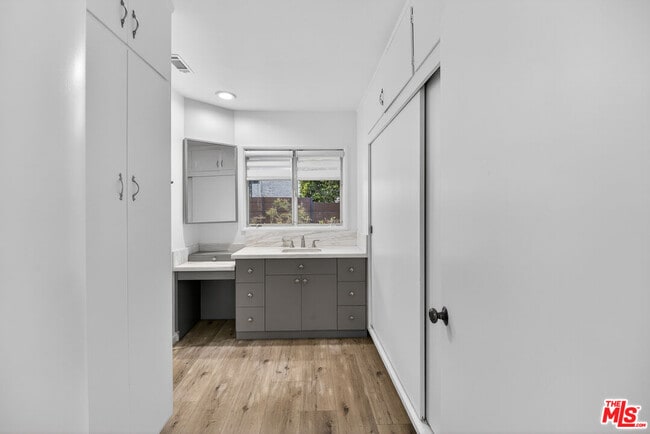 Building Photo - 935 Linda Flora Dr