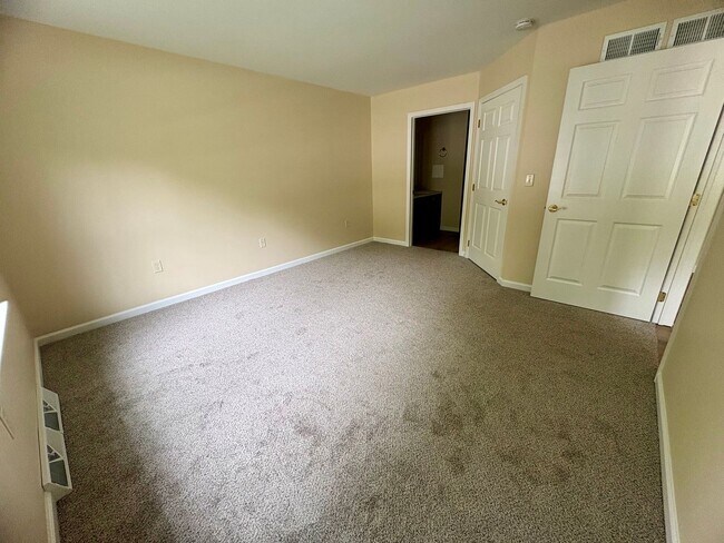 Building Photo - 3 Bedroom 2.5 Bathroom Home Available in Elizabethtown!