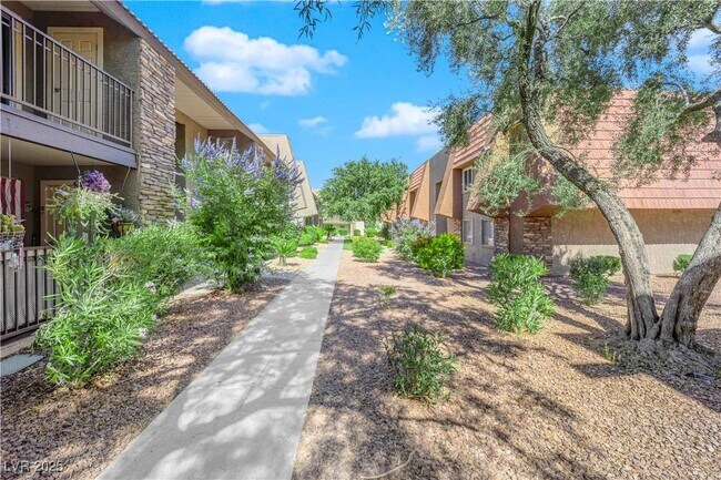 Building Photo - 5242 River Glen Dr