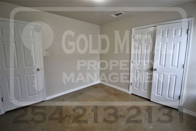 Building Photo - 4003 Cambridge Dr