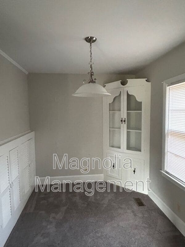 Building Photo - 930 Buckhorn St