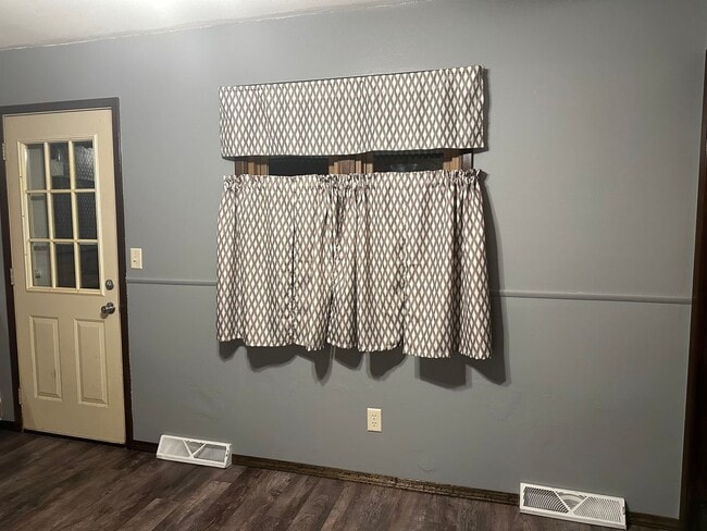 Building Photo - Spacious 3 BR/2 BA in nice north-side culdesac!