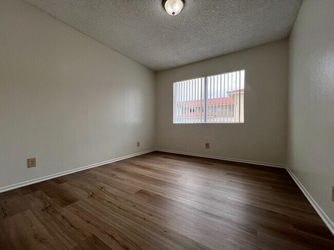 Building Photo - Light-Filled 4-Bed in San Pedro | Garage Parking, Utilities Included, Prime Location