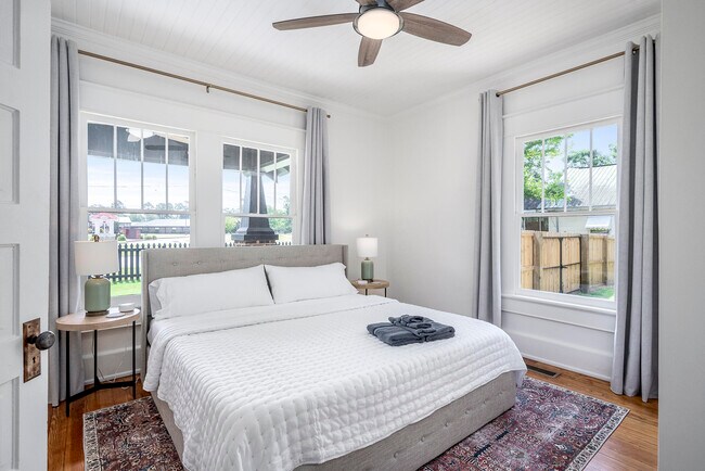 Building Photo - 227 Kershaw St NE