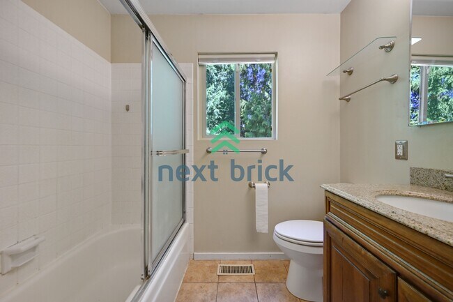 Building Photo - Expansive 4-Bedroom Sammamish Residence w/ Private Guest Suite & Included internet and landscaping.