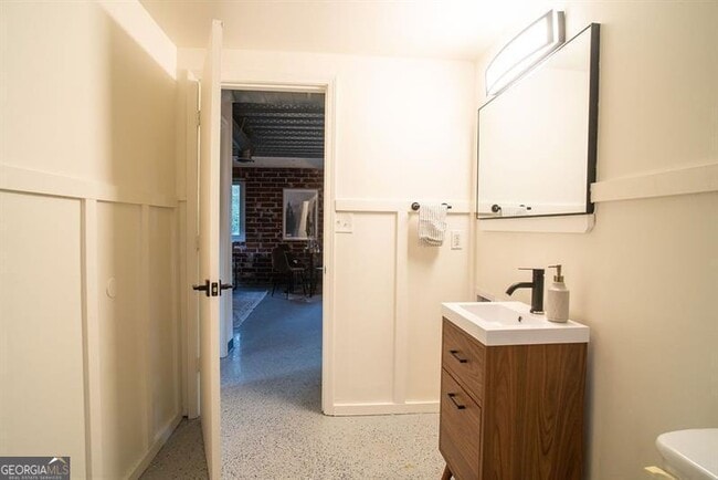 Building Photo - 15 Burbank Dr NW