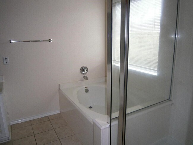 Building Photo - 16610 Newglen Ln