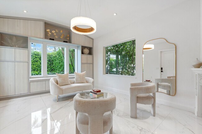 Building Photo - 634 W 47th St