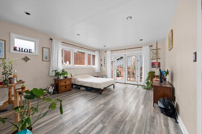 Building Photo - Spacious bedrooms!