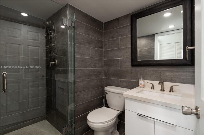 Building Photo - 1450 Brickell Bay Dr