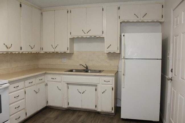 Building Photo - 3800 Woodside Dr