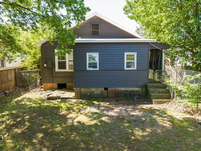 Building Photo - Freshly Updated 2 Bedroom House