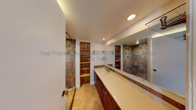Building Photo - 1118 11th Ct