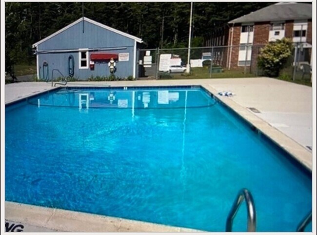 Building Photo - 5 Turnpike Rd