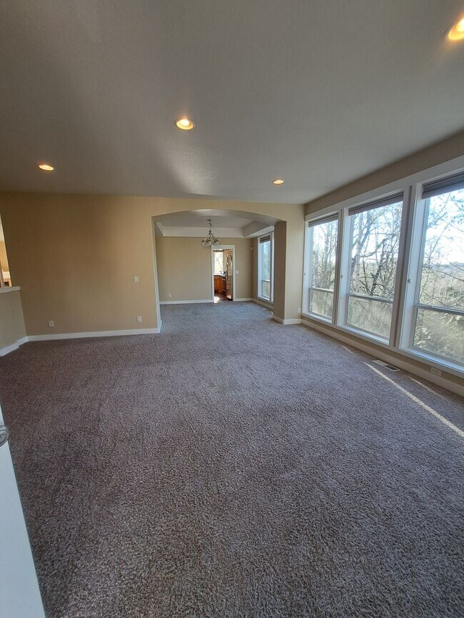 Building Photo - Secluded 5 bedroom Amazing Views Green Space