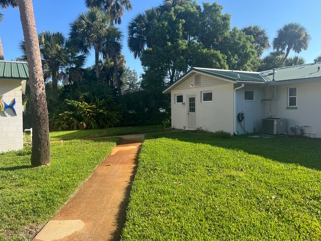 Building Photo - 1110 S Riverside Dr