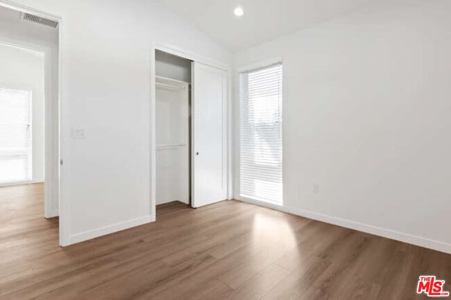 Building Photo - 15912 Vose St