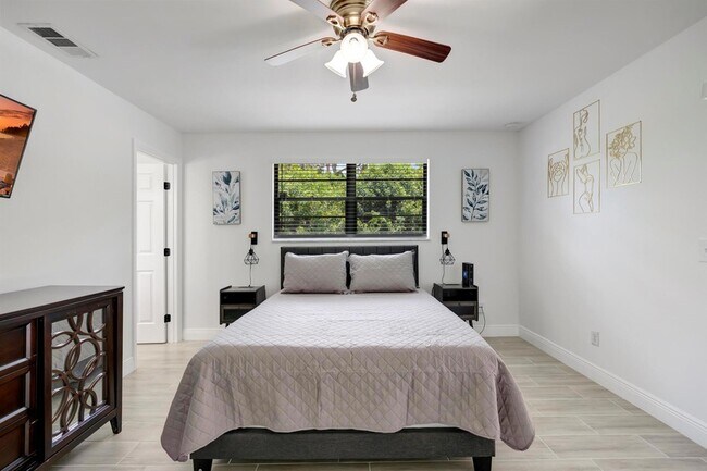 Building Photo - 691 NW Sharpe St