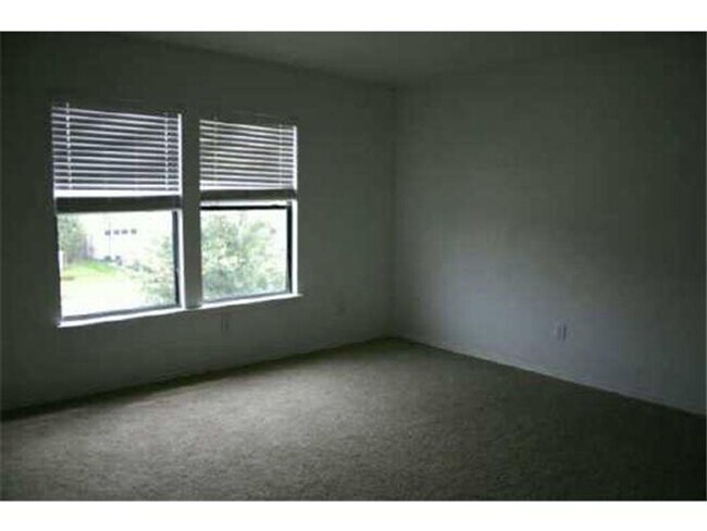 Building Photo - Spacious 4 Bed/2 Bath in Saddlewood Estates