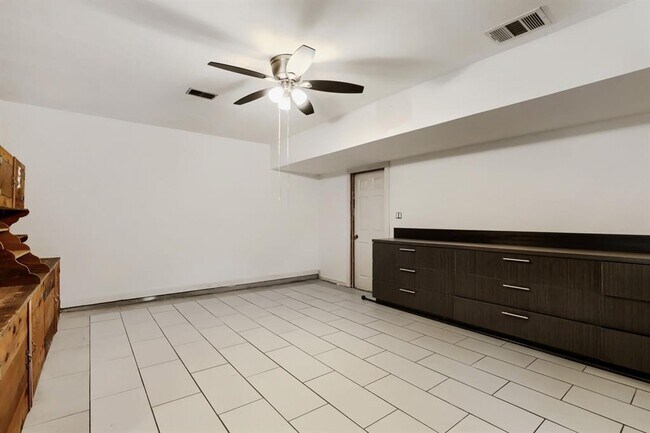 Building Photo - 12100 Clickett Cove