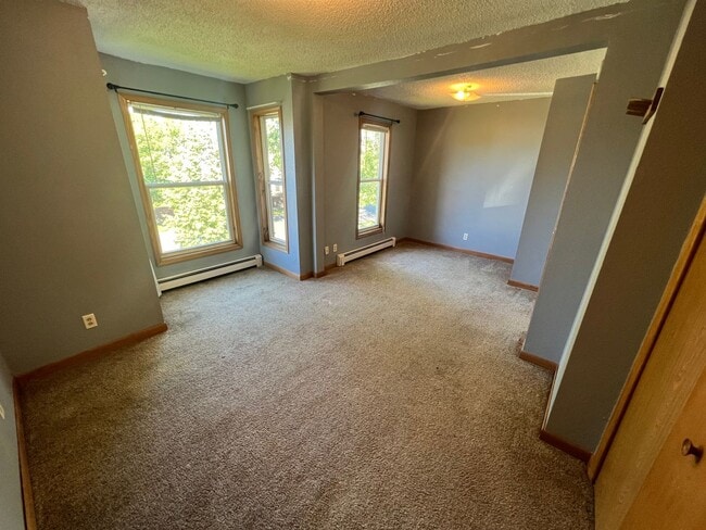 Building Photo - Upper Level 2 Bedroom Apartment - AVAILABLE JUNE