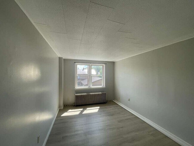 Building Photo - 1614