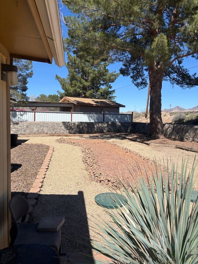 Building Photo - 5475 Valle Alegre