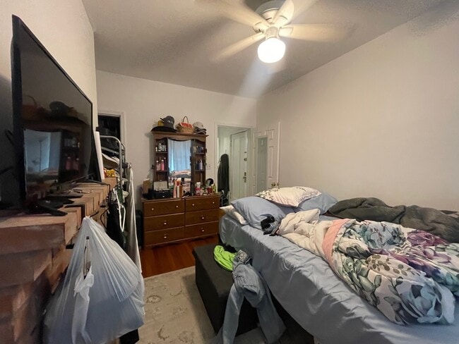 Building Photo - 677.5 W Wrightwood Ave