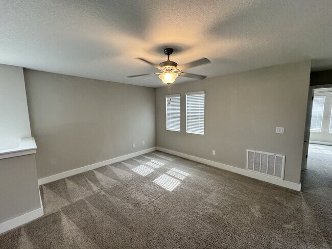 Building Photo - "Spacious 4-Bed Home with Granite Countert...