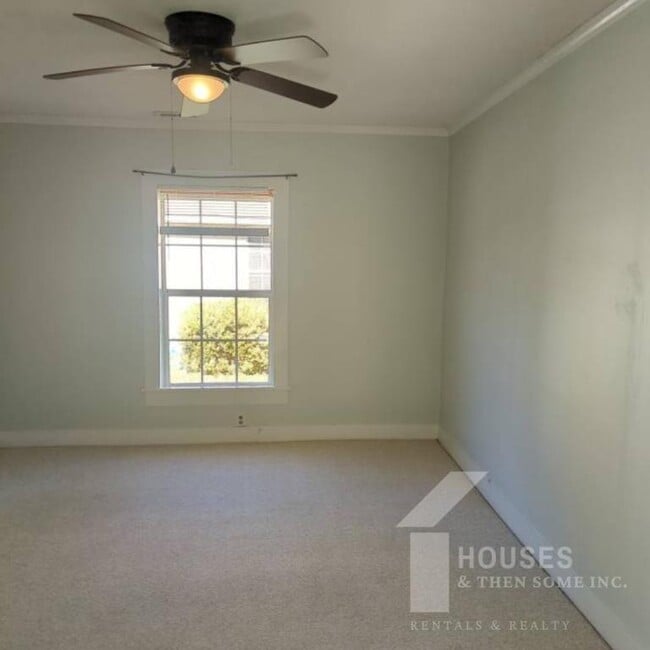 Building Photo - 108 Davis St