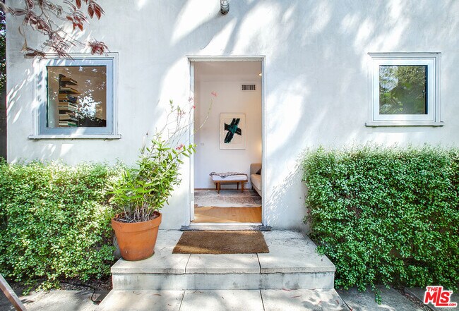 Building Photo - 757 1/2-757 1/2 Milwood Ave