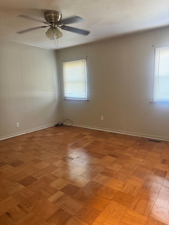 Building Photo - 570 Jamestown Ct