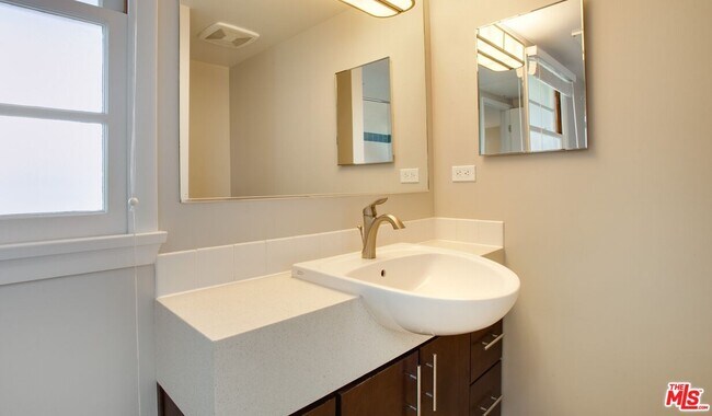 Building Photo - 1613 Penmar Ave