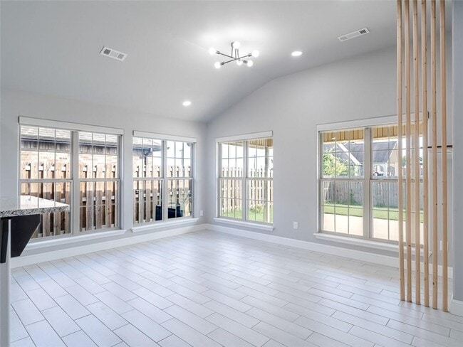 Building Photo - 910 Redfree Dr