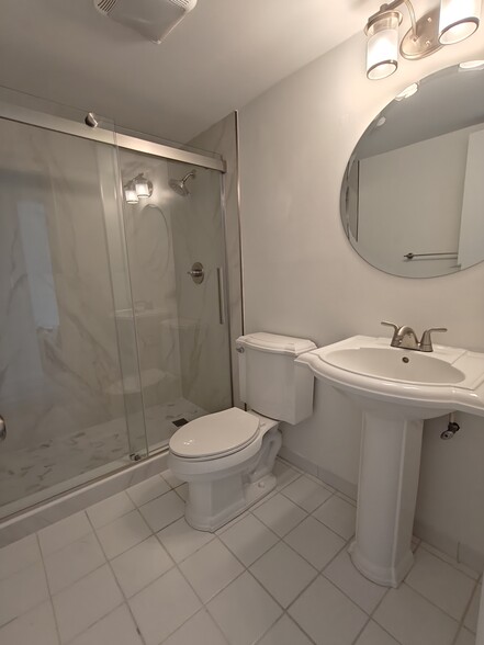 Building Photo - 410 Wilma Cir